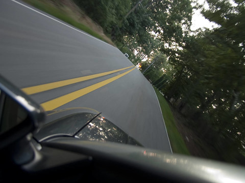 汽車在樹林里飛馳