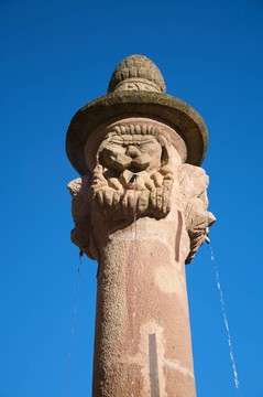 面對噴泉