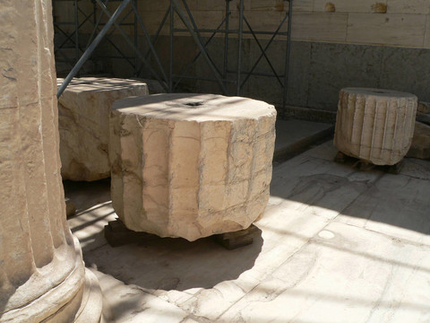 一個白色的大理石底座