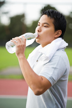運動亞洲男性飲用水