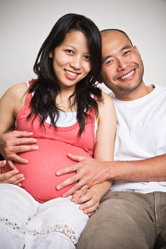 幸福期待懷孕的亞洲夫妻