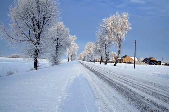 在冰雪路面