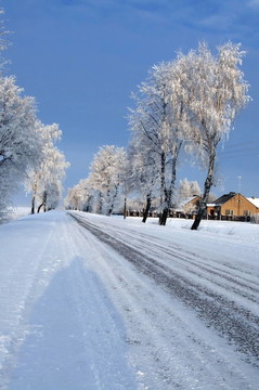 在冰雪路面
