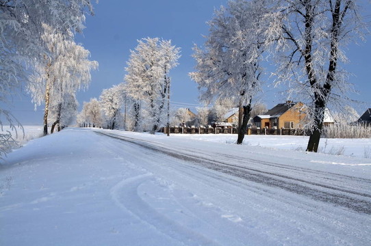 在冰雪路面