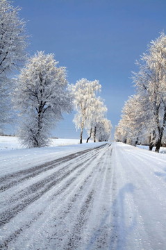 在冰雪路面