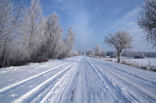 在冰雪路面