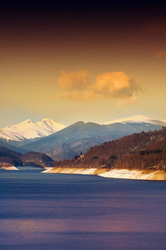 湖心島和山