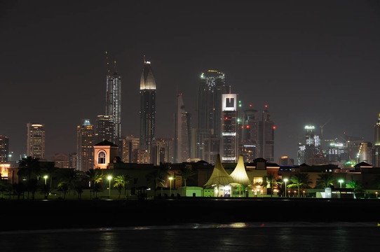 晚上的迪拜市城市景觀；阿拉伯聯(lián)合酋長國