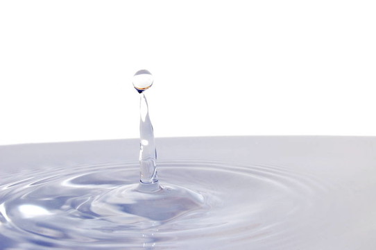 白色水滴上的水滴