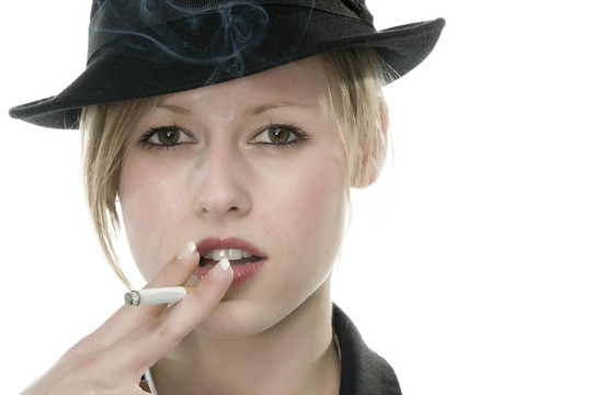 嘴里叼著香煙的女人