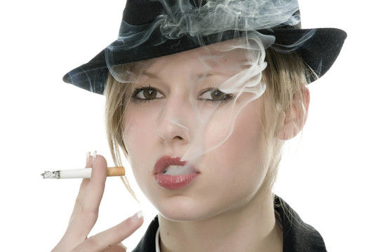 嘴里叼著香煙的女人