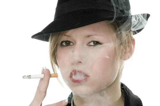 嘴里叼著香煙的女人