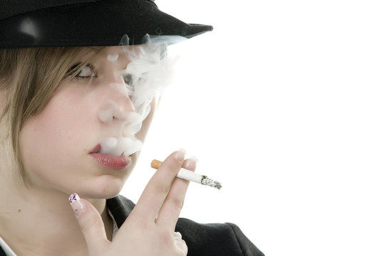 嘴里叼著香煙的女人