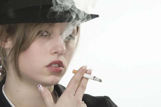 嘴里叼著香煙的女人