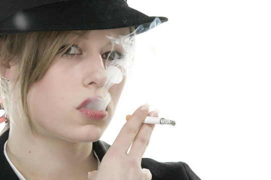 嘴里叼著香煙的女人