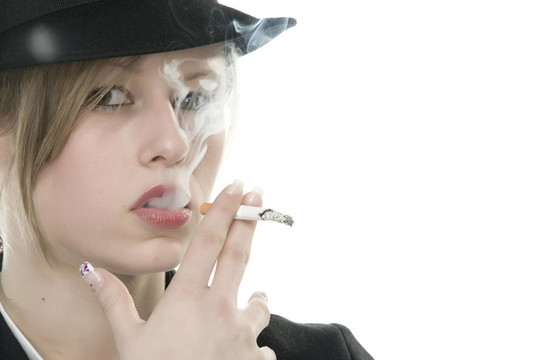 嘴里叼著香煙的女人