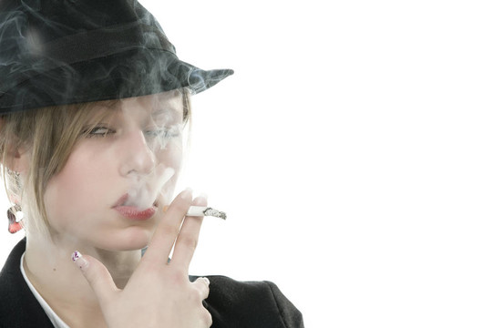 嘴里叼著香煙的女人