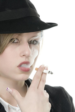 嘴里叼著香煙的女人