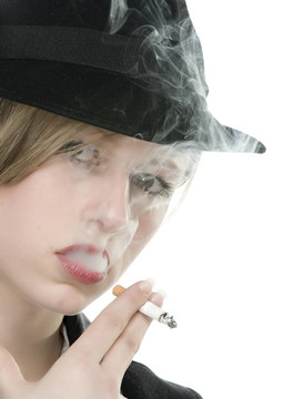 嘴里叼著香煙的女人