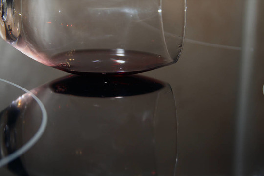 黑葡萄酒杯