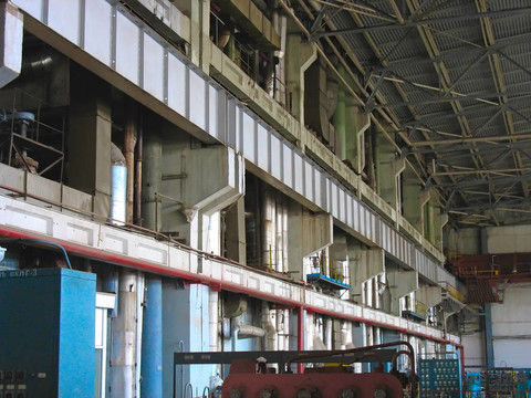 電廠內(nèi)的管子和蒸汽輪機(jī)