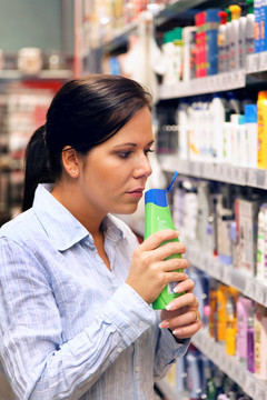 女人在drogerimarkt買洗發(fā)水
