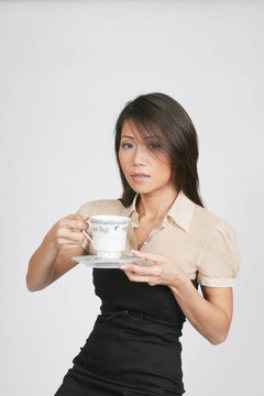 美麗的女人喝咖啡