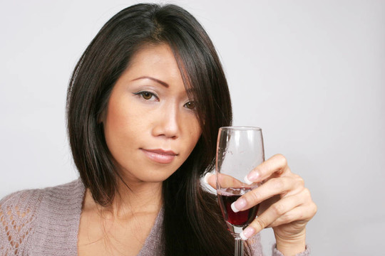 漂亮的女人喝葡萄酒