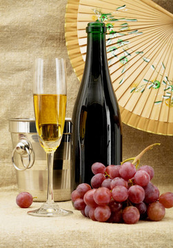 香檳酒瓶；桶；高腳杯和葡萄