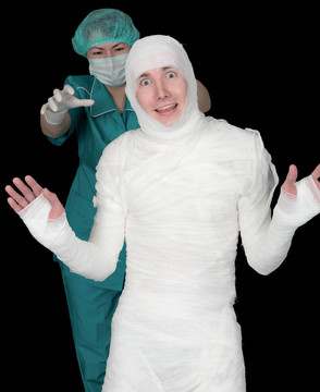 男子在繃帶和護(hù)士