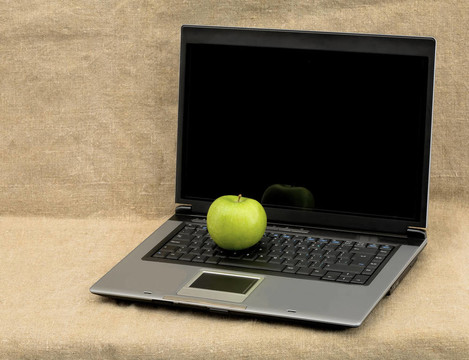 笔记本电脑和绿色苹果