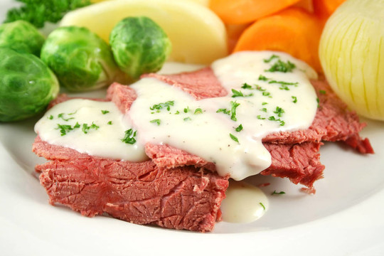 玉米牛肉和白醬
