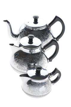 三個白色的金屬茶壺