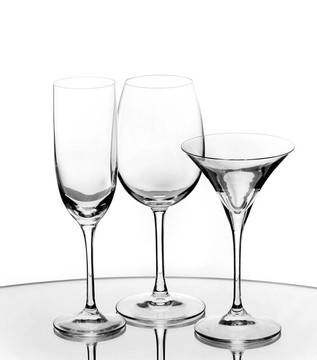 透明空酒杯