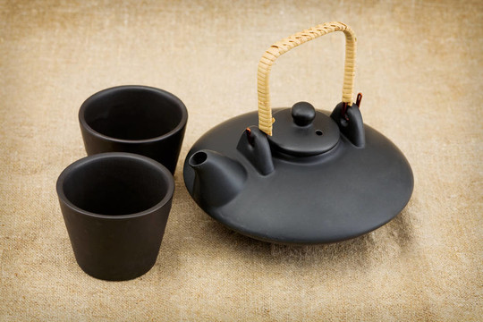 黑色陶瓷中國茶壺和杯子