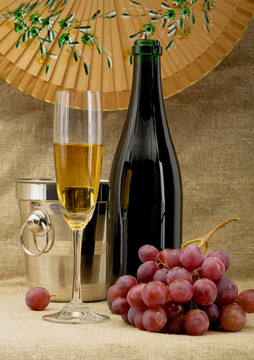 香檳酒瓶；桶；高腳杯和葡萄