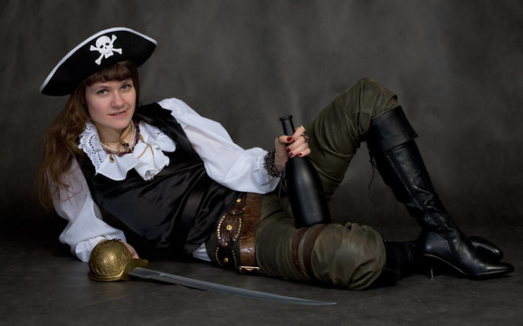女孩用剑和瓶子的海盗