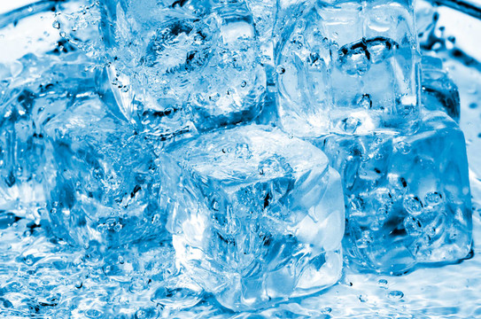 水和冰塊