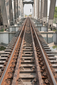 鐵路公路。