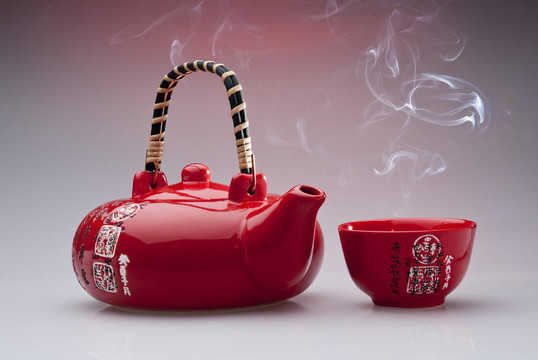 帶蒸杯的中國(guó)茶壺