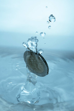 水里的硬幣
