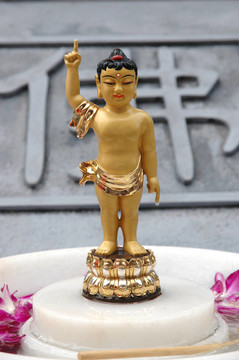 Golden buddha與漢字布背景