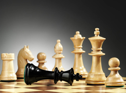 一個(gè)象棋的游戲結(jié)束了。國(guó)王將死。