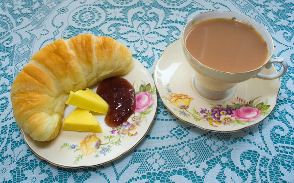 茶和牛角包