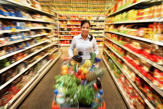超市里的女人食品購物