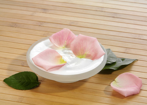 溫泉精華（奶油，白毛巾和粉紅玫瑰）