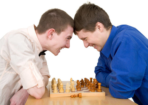 男孩下棋