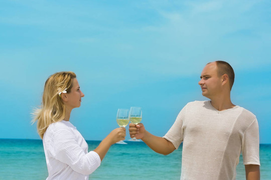 海灘上的年輕夫婦