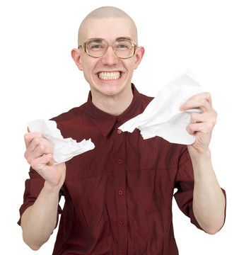 男人撕成碎片的紙