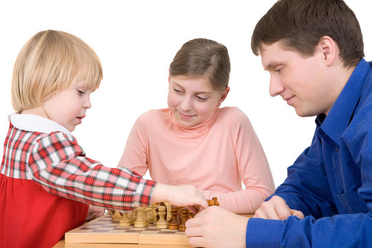 人與兒童下棋